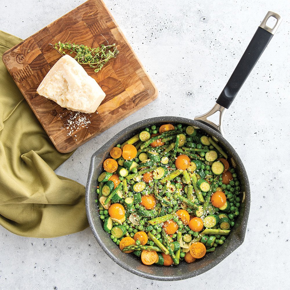 frigideira antiaderente sendo usada para preparar alimentos